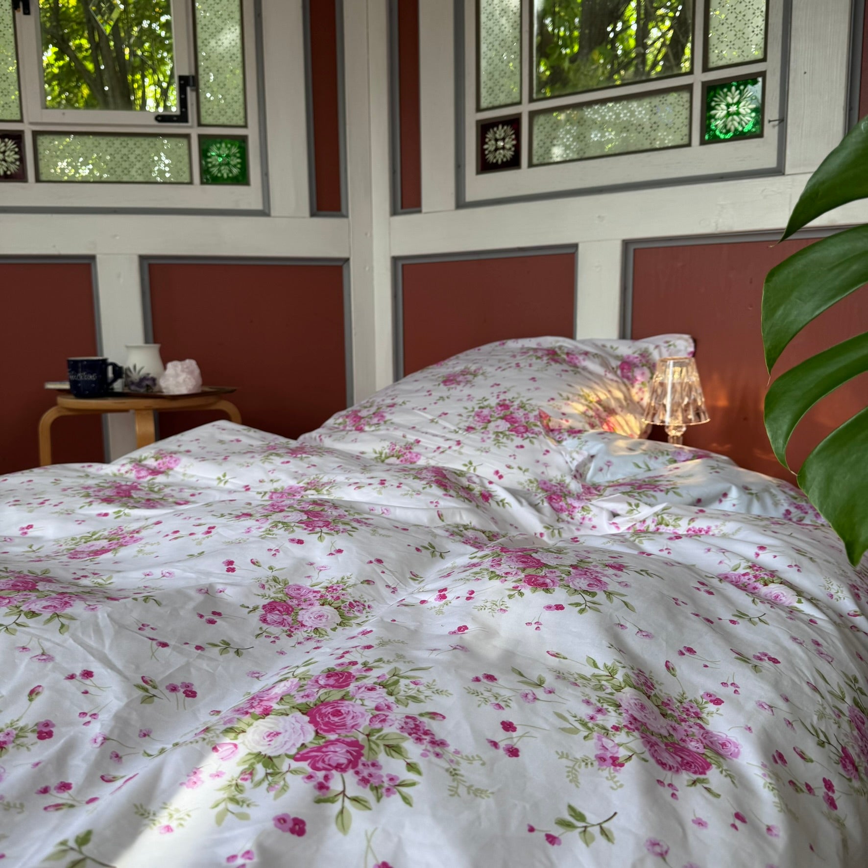 Flatlay der Bettwäsche Rosalyn – florales Design in Beige, gefertigt aus feinem Mako Satin.