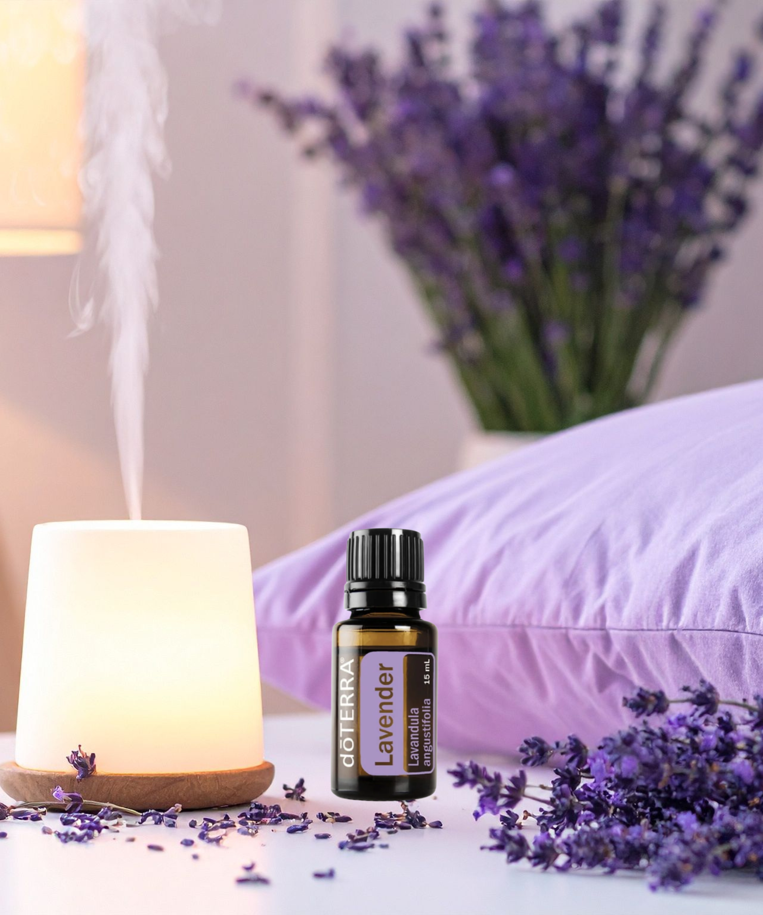 Moodbild: Flakon Moon Serenity umgeben von violetten Blüten – sanfte, beruhigende Stimmung.