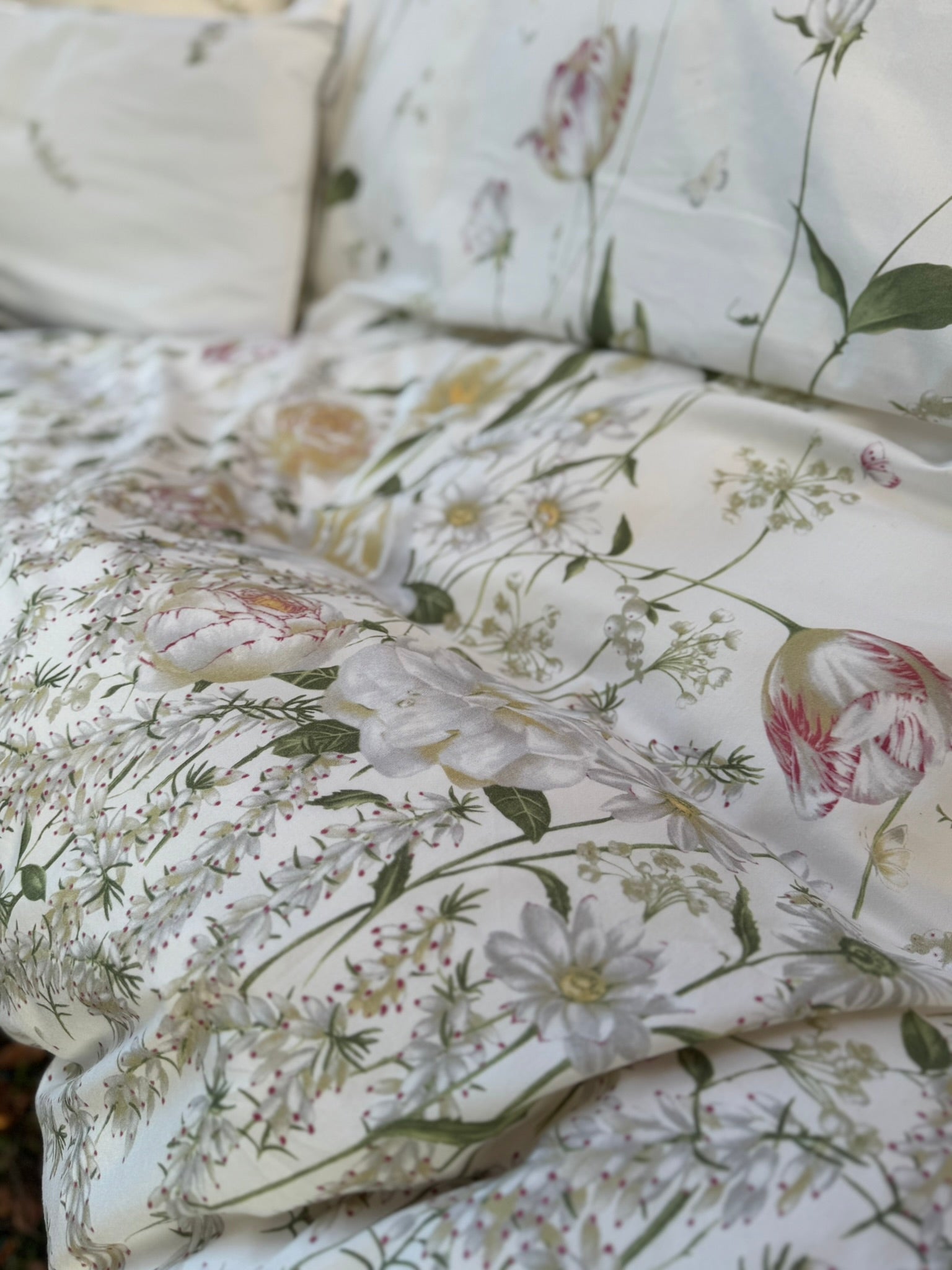 Flatlay der Bettwäsche Erika – zeitlose Eleganz in warmen Naturtönen.