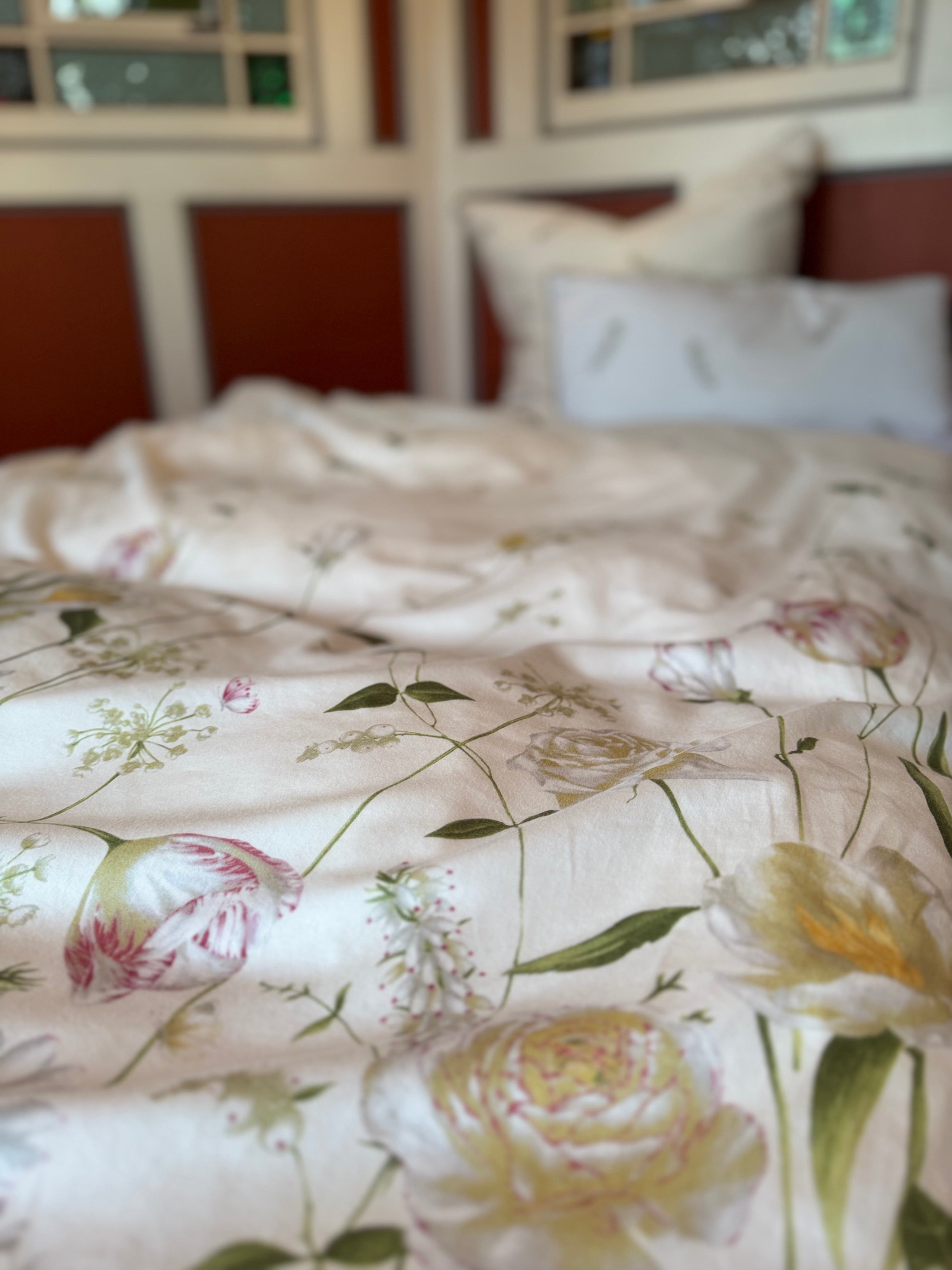 Detailaufnahme der Mako Satin Bettwäsche Erika – fein & atmungsaktiv.