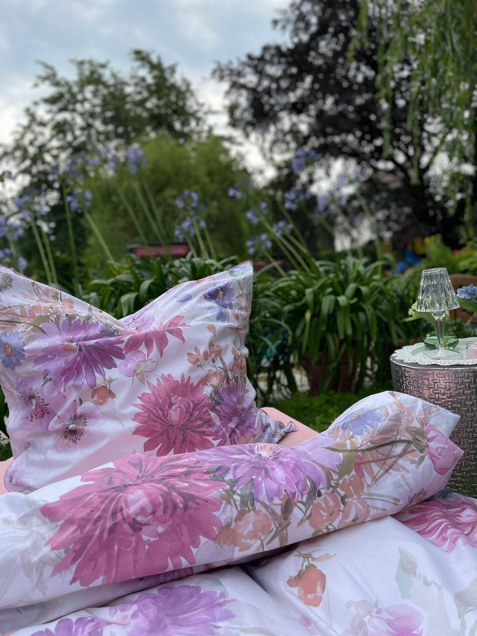 Detailaufnahme der Mako Satin Oberfläche – Fleur Rosée Kollektion.