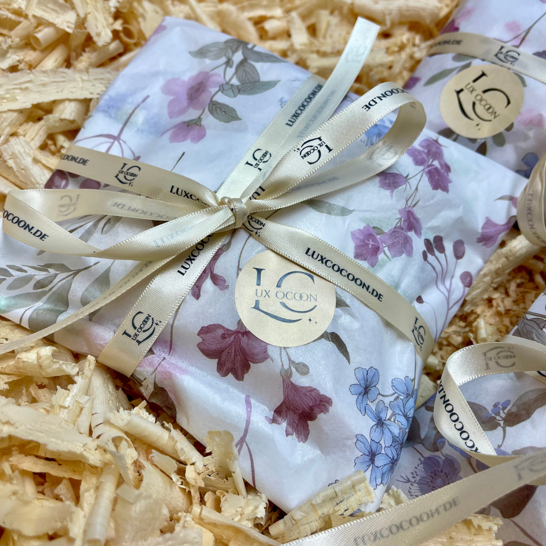 Handgefertigtes Calm Cocoon Geschenkset von LuxCocoon mit floraler Stoffhülle und hochwertiger Schleife