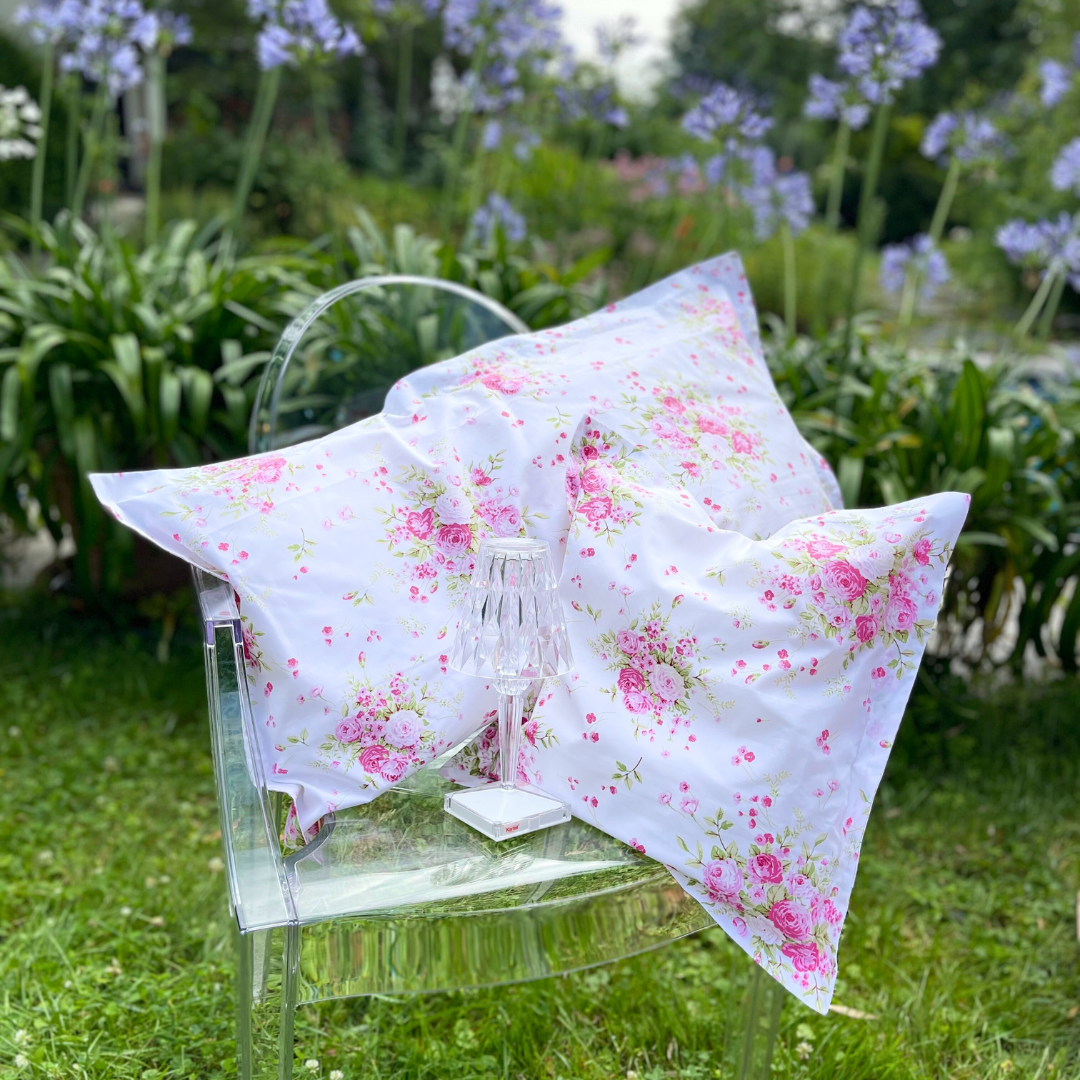 Dekokissen mit Kissenbezug Rosalyn -wertet jedes Schlafzimmer auf – florales Design aus Mako-Satin von LuxCocoon