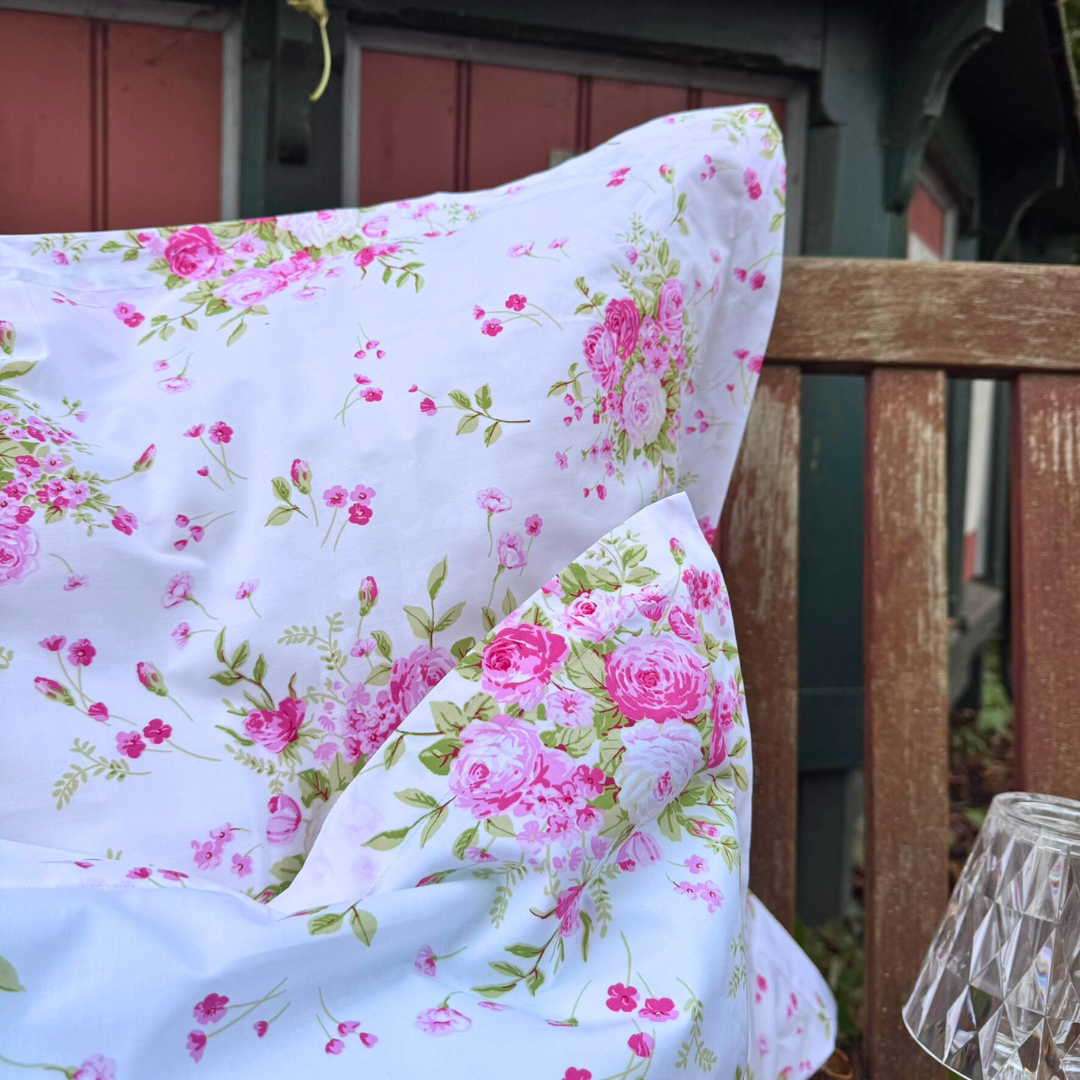 Detailansicht des floralen Blumenmusters vom Kissenbezug Rosalyn aus feinem Mako-Satin