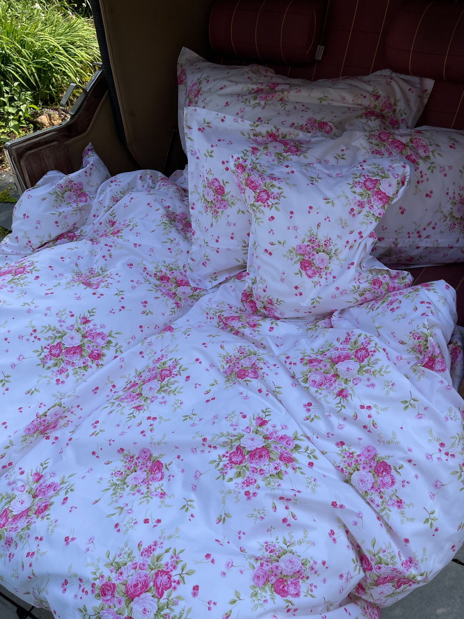 LuxCocoon Mako Satin Bettwäsche Rosalyn in floralem Beige mit Volant – made in Germany.