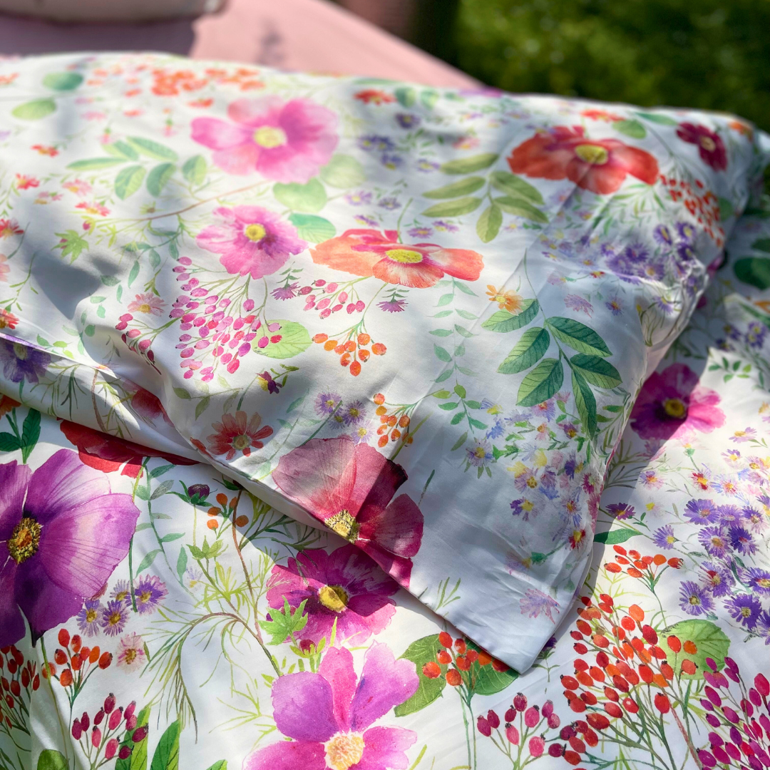 Detailansicht der floralen Mako-Satin Bettwäsche Sommerblume mit farbintensivem Blumenmuster