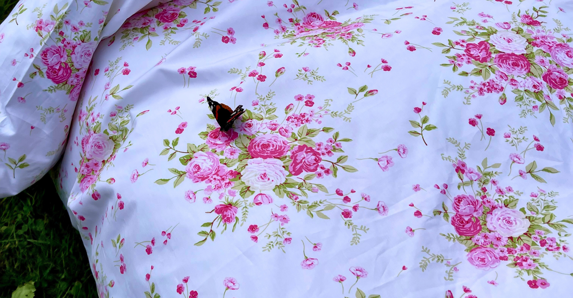 Floraler Mako-Satin Stoff aus italienischer Weberei – hochwertige Materialien für LuxCocoon Bettwäsche