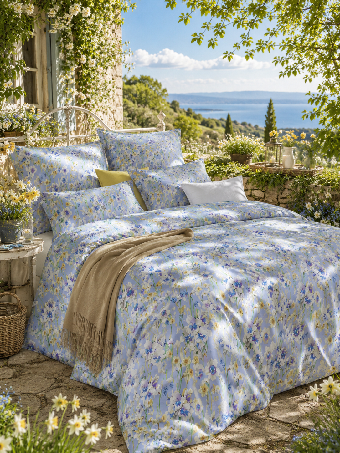 Bettwäsche in Deutschland produziert – Frühlingsdesign Amabel von Lux Cocoon mit Narzissenmuster, hochwertigem Mako-Satin und sonnigem Garten-Setting