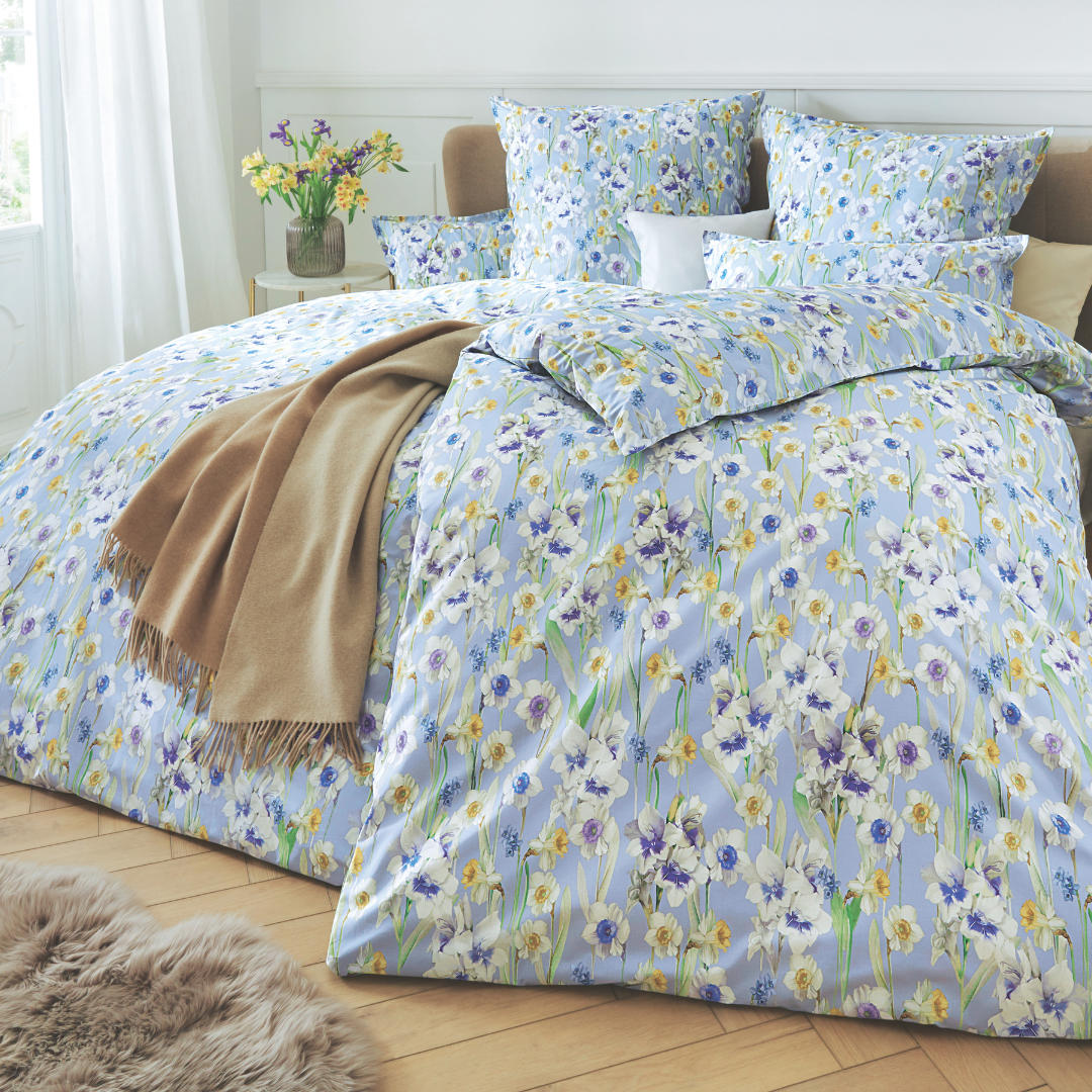 Bettwäsche in Deutschland produziert – Amabelle Mako-Satin Bettwäsche als luxuriöse florale Schlafzimmerinszenierung