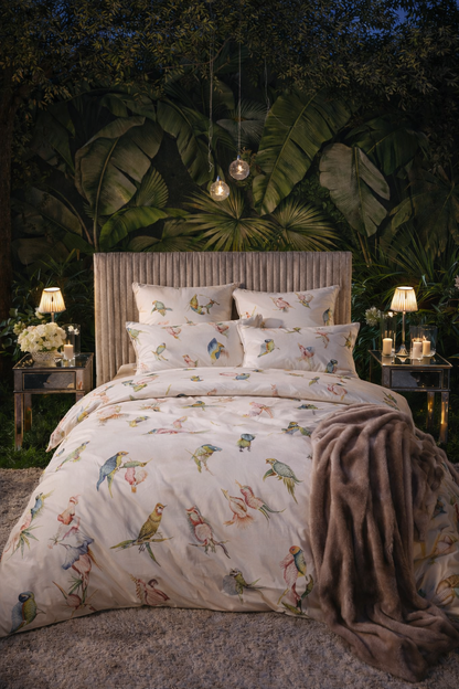 Bettwäsche in Deutschland produziert – Design Exotische Vögel von Lux Cocoon mit tropischem Vogelmuster, edlem Mako-Satin-Glanz und mediterranem Boho-Luxury-Setting