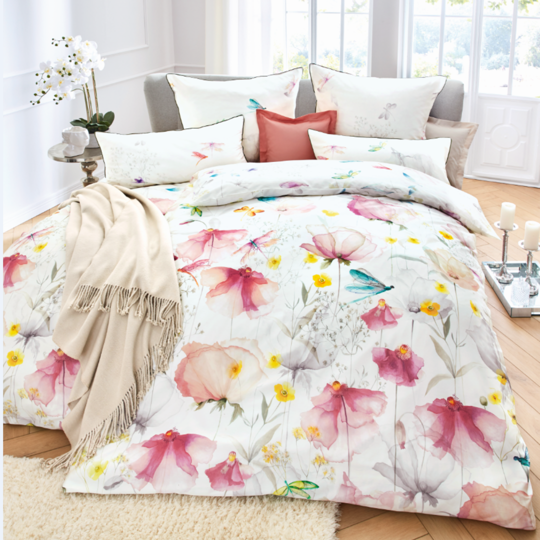 Bettwäsche in Deutschland produziert – Libellula Mako-Satin Bettwäsche in ruhiger Schlafzimmerinszenierung