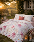 Bettwäsche in Deutschland produziert – Design Libellula von Lux Cocoon mit aquarell Blumenmuster, fließendem Mako-Satin und romantischer Landhausstil -Umgebung.