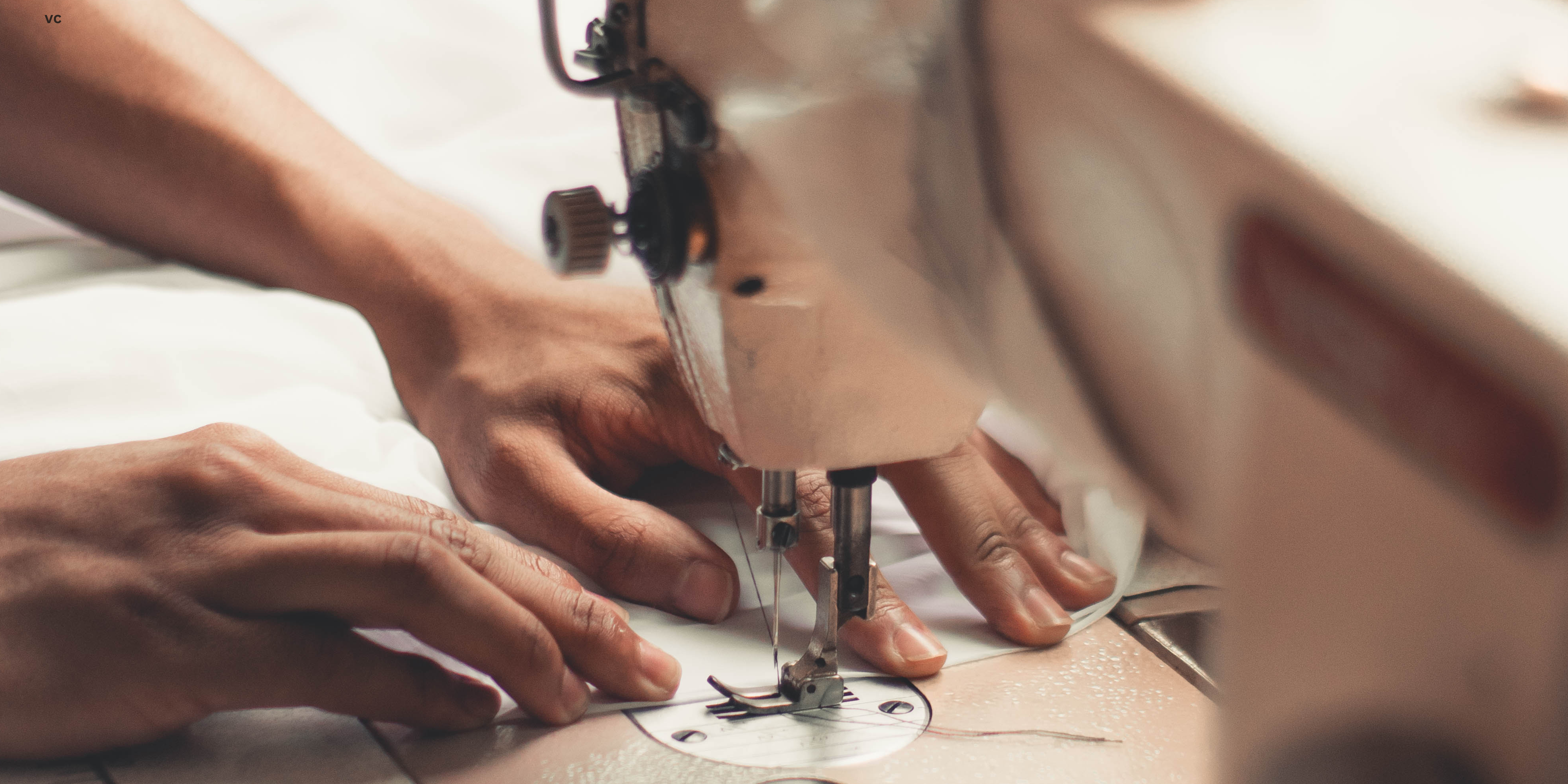 Handwerkliche Fertigung von Mako-Satin Bettwäsche in Deutschland – Detailaufnahme aus der LuxCocoon Produktion