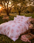 Bettwäsche in Deutschland produziert – romantisches Design Rosalyn von Lux Cocoon mit floralem Muster, zartem Mako-Satin-Glanz und verträumtem Garten-Setting