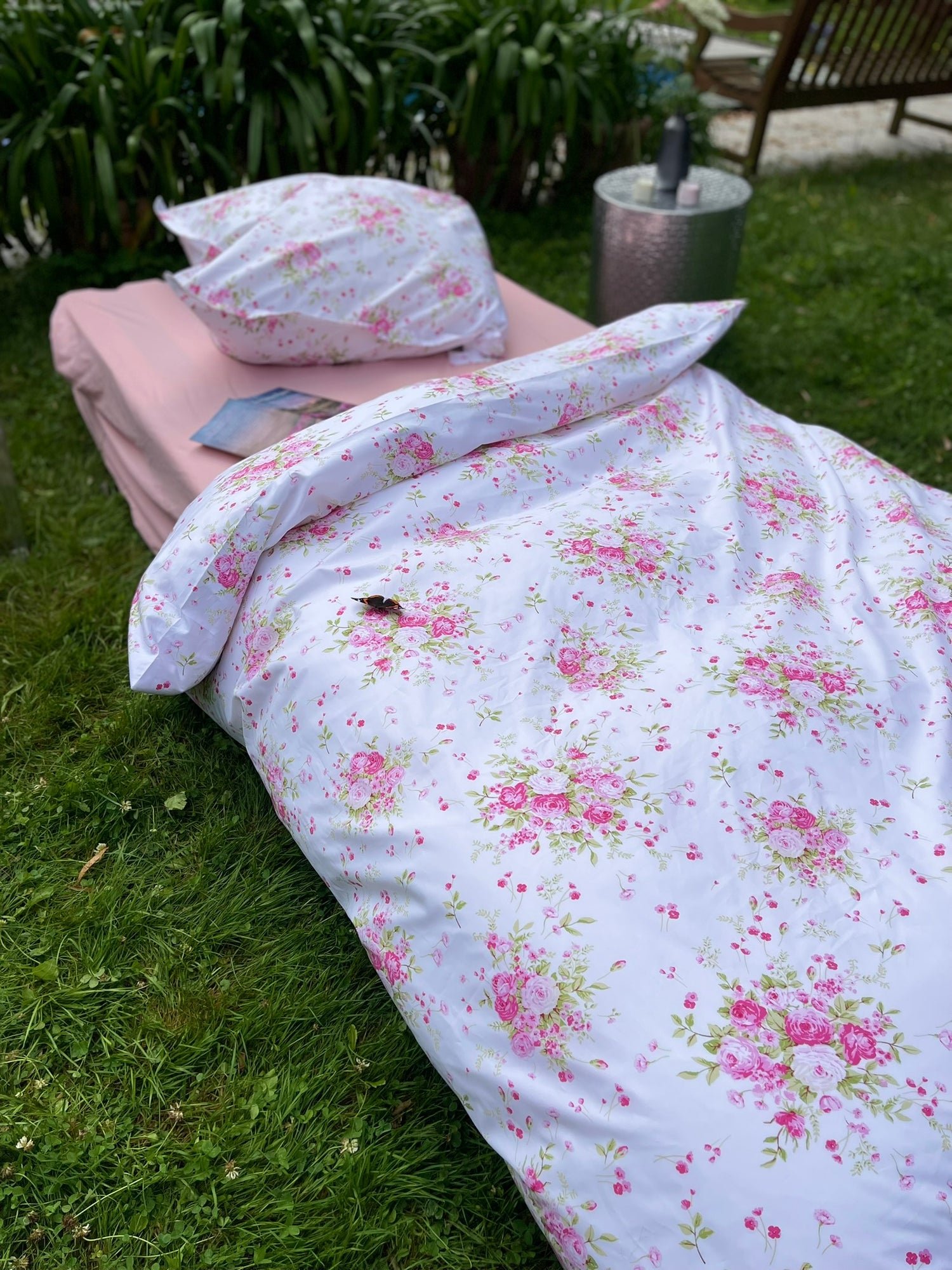 Detailaufnahme des Mako Satin Stoffs der Bettwäsche Rosalyn – weich &amp; atmungsaktiv.
