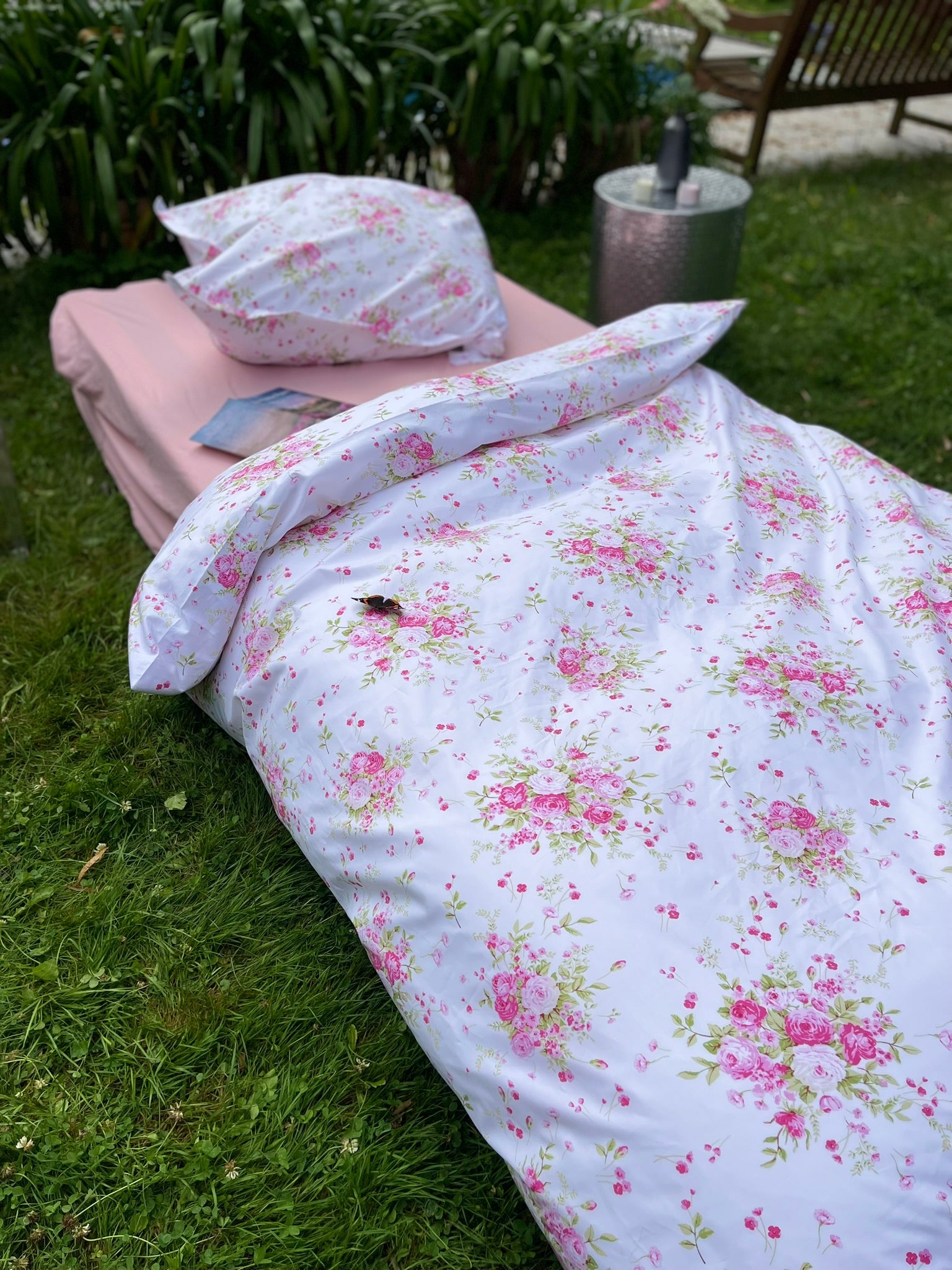 Detailaufnahme des Mako Satin Stoffs der Bettwäsche Rosalyn – weich &amp; atmungsaktiv.
