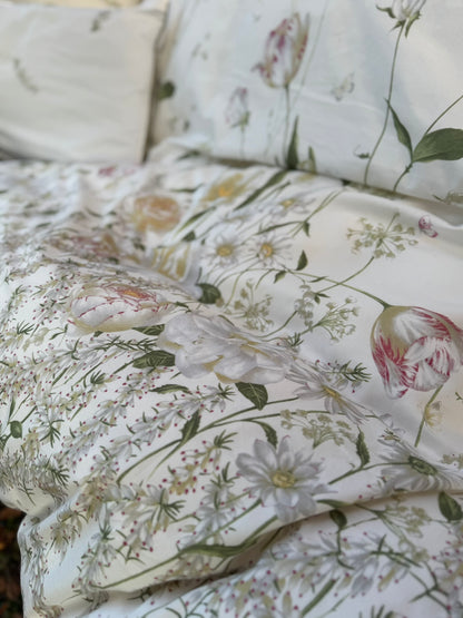 Flatlay der Bettwäsche Erika – zeitlose Eleganz in warmen Naturtönen.