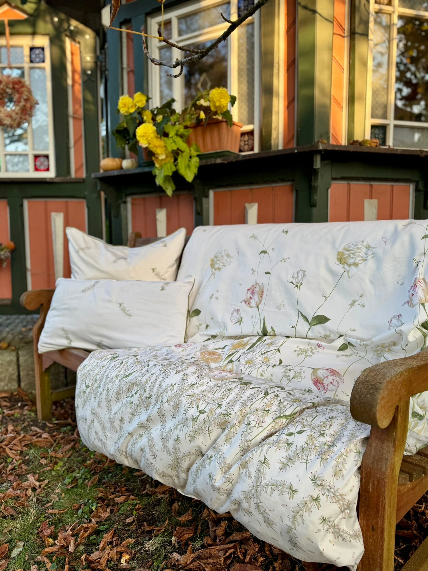 LuxCocoon Mako Satin Bettwäsche Erika – natürlich, schlicht &amp; elegant in Beige.