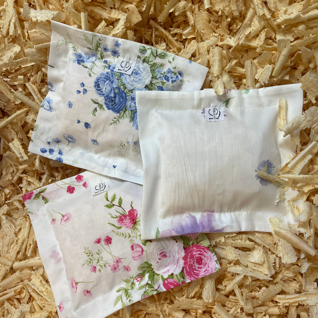 Geschenkset für bewusste Me-Time mit Zirbenkissen, ätherischen Ölen und Meditation für Entspannung und innere Ruhe