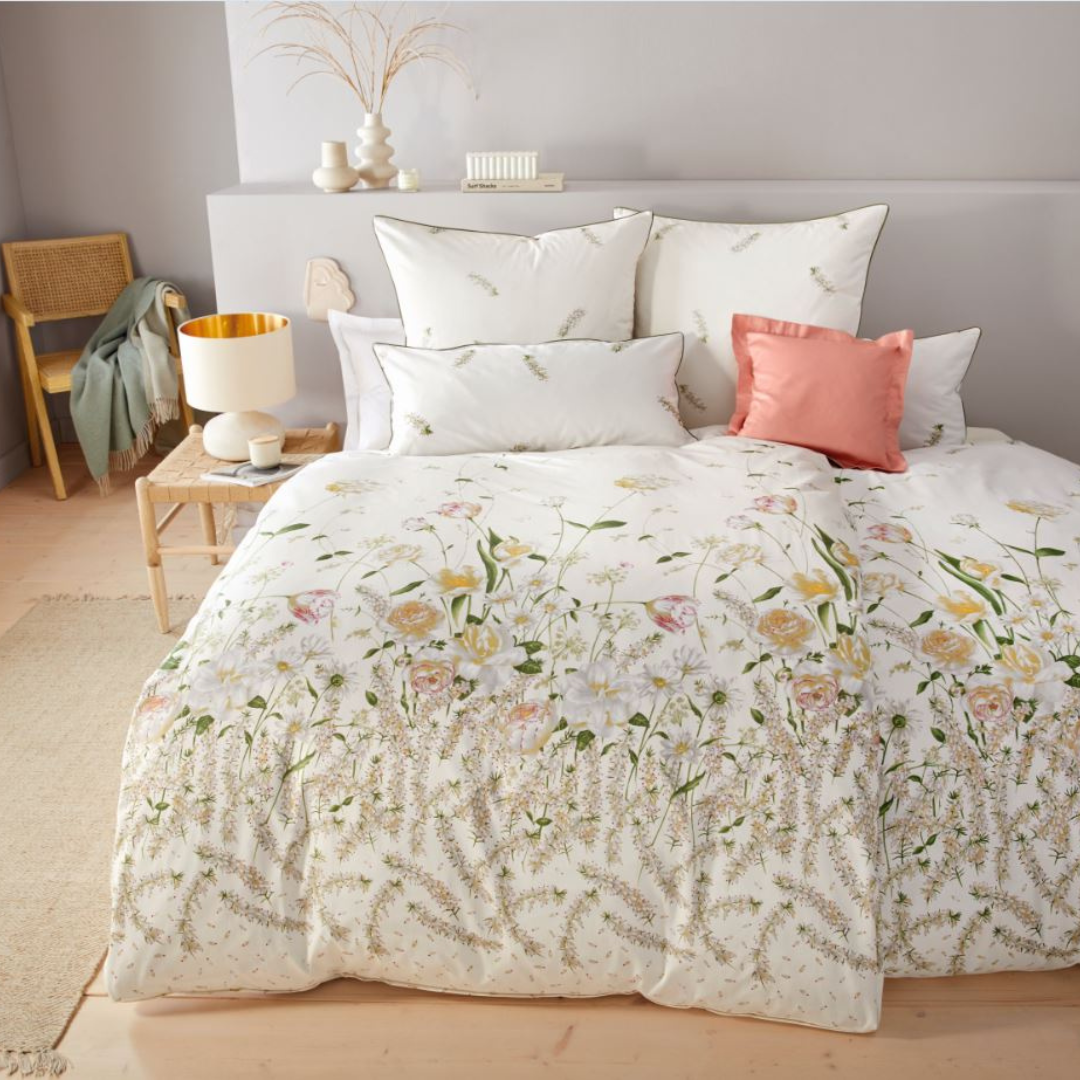 Dekokissen mit Kissenbezug Erika im Schlafzimmer – florales Naturdesign aus Mako-Satin von LuxCocoon