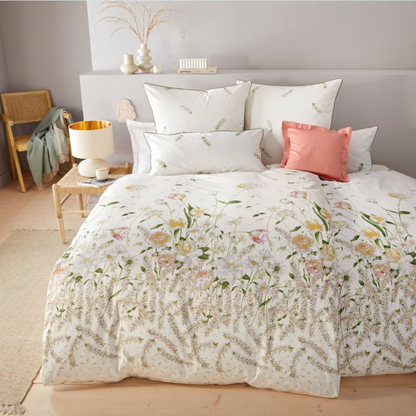 Dekokissen mit Kissenbezug Erika im Schlafzimmer – florales Naturdesign aus Mako-Satin von LuxCocoon