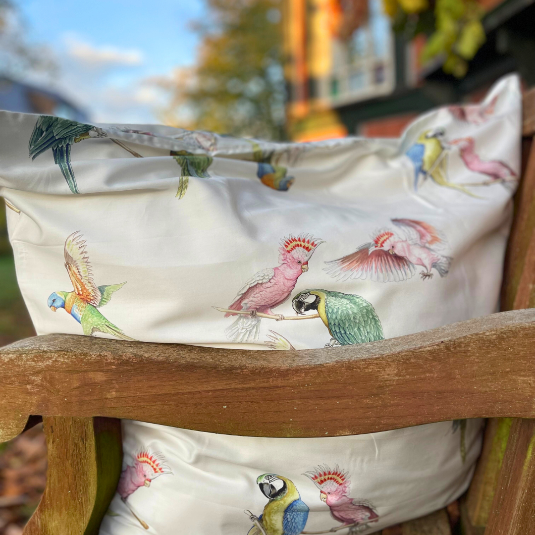 Detailansicht des Kissenbezugs Exotische Vögel – feiner Mako-Satin mit Vogelmuster