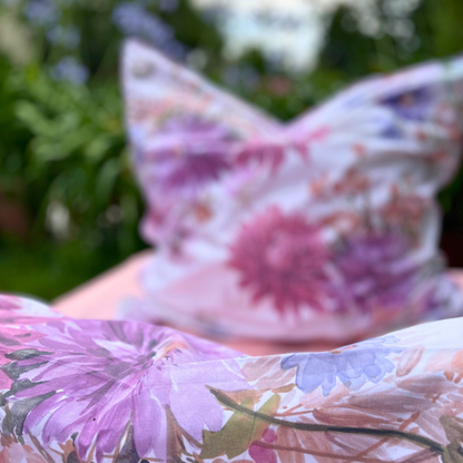 Detailansicht des floralen Blütendesigns vom Kissenbezug Fleur Rosée aus feinem Mako-Satin