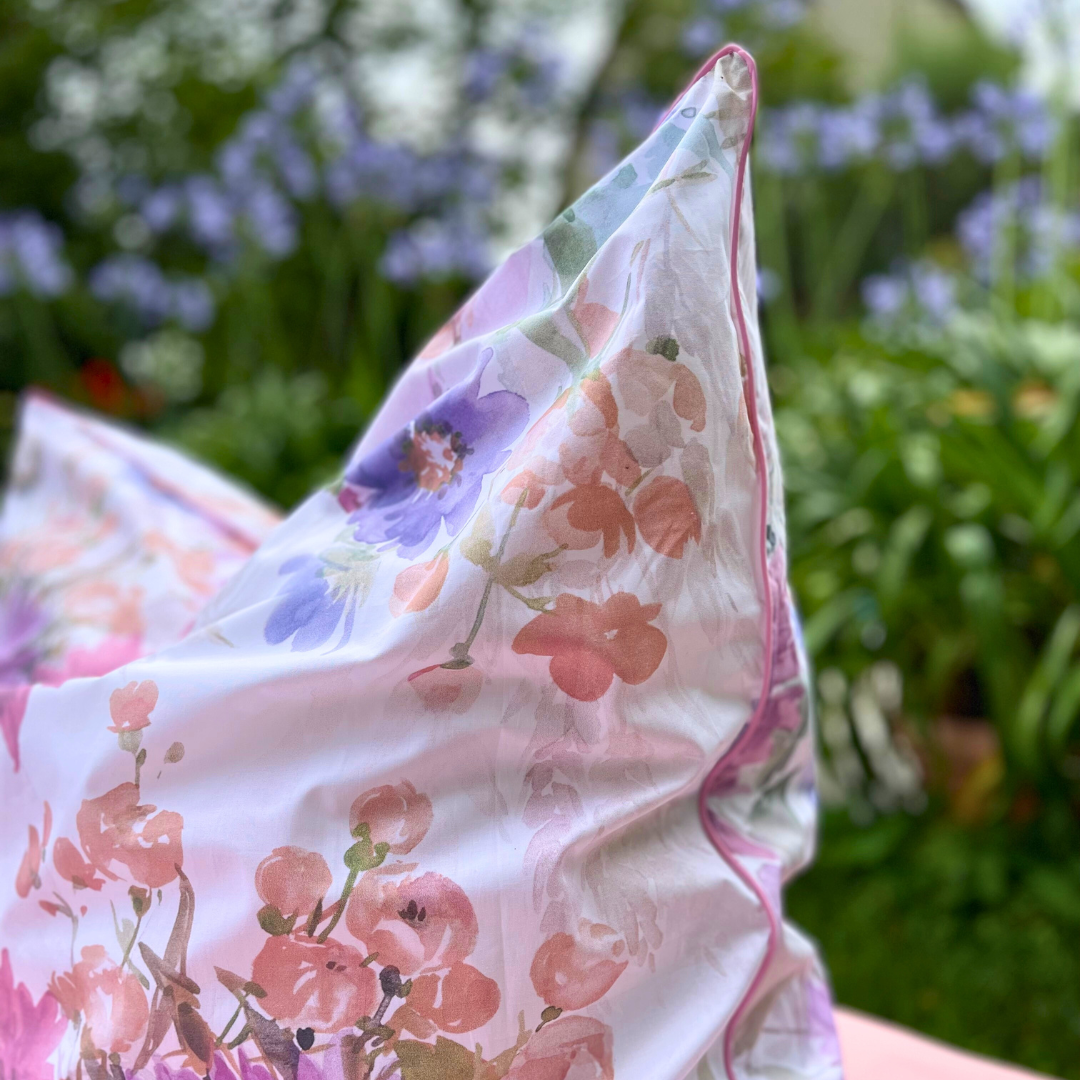 Eleganter Deko-Kissenbezug Fleur Rosée aus Mako-Satin als stilvolles Wohnaccessoire