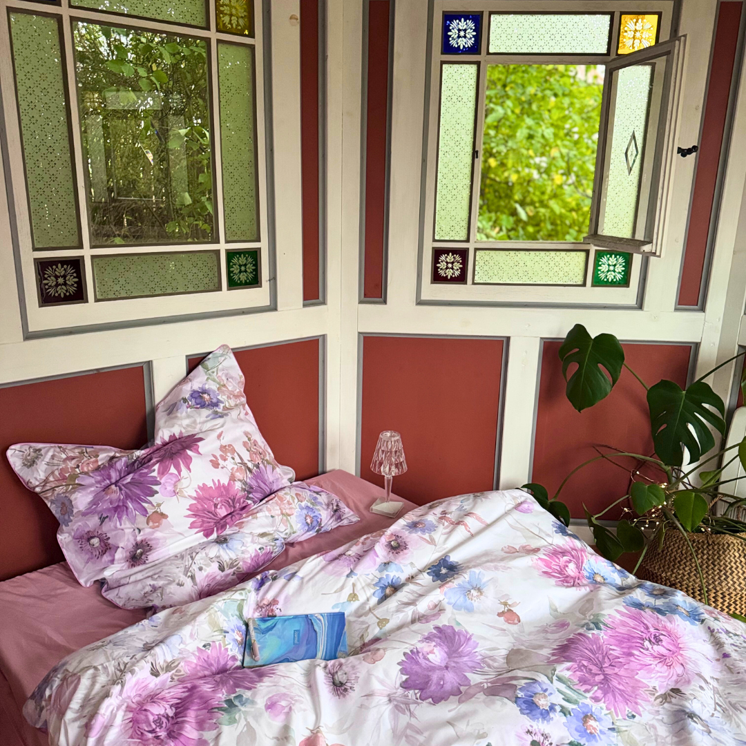 Dekokissen mit Kissenbezug Fleur Rosée im Schlafzimmer – florales Design aus Mako-Satin von LuxCocoon