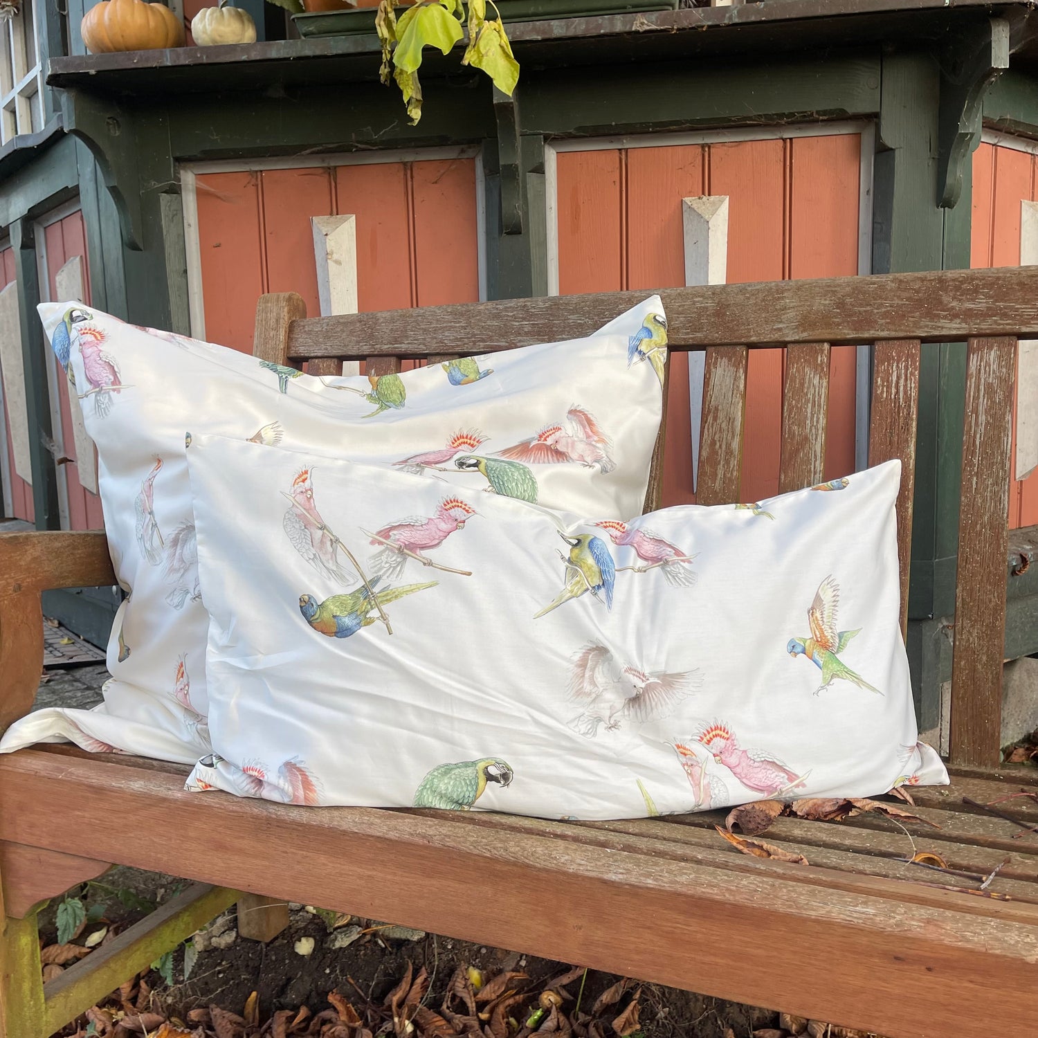 Detailaufnahme des tropischen Musters – Bettwäsche Exotische Vögel von LuxCocoon.