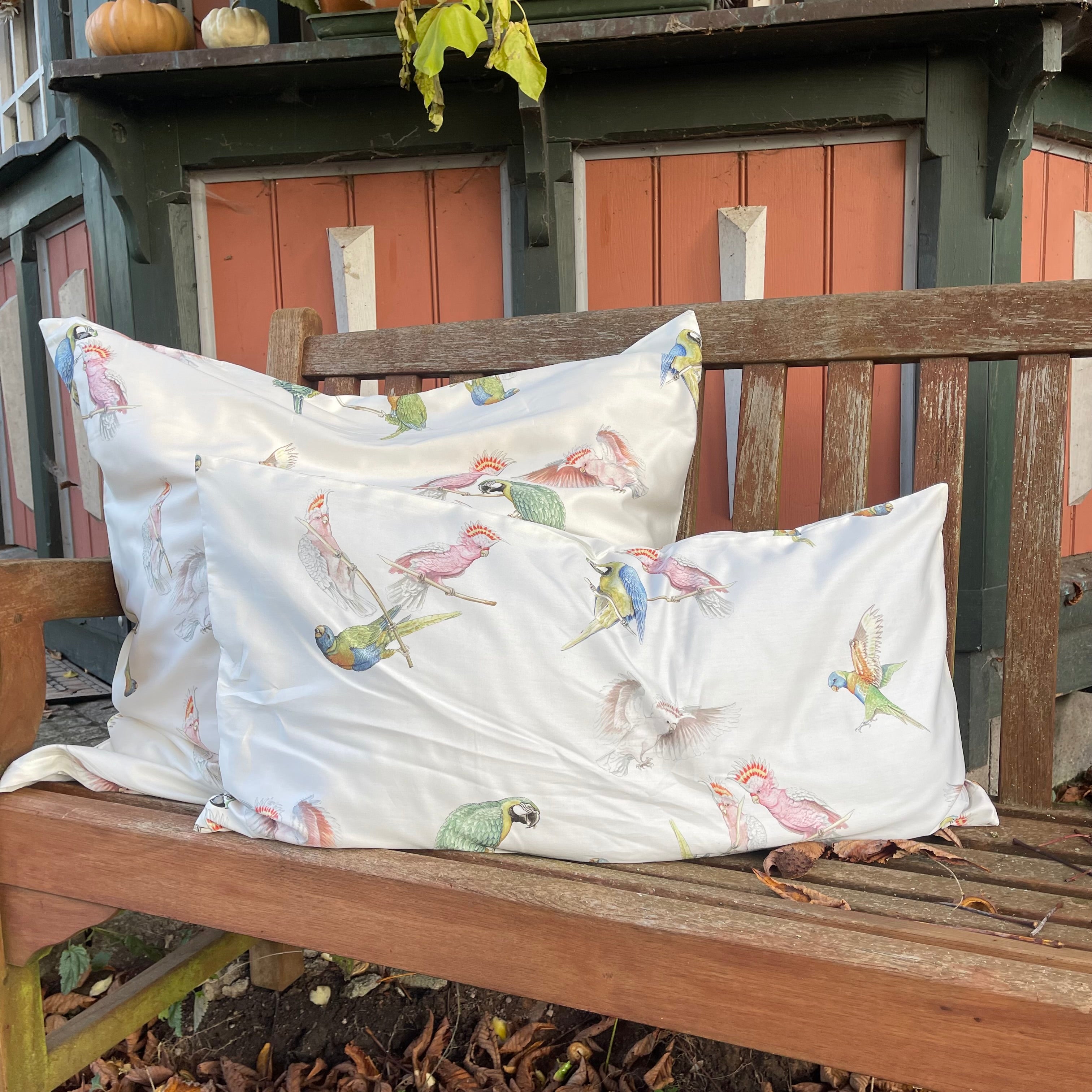 Detailaufnahme des tropischen Musters – Bettwäsche Exotische Vögel von LuxCocoon.