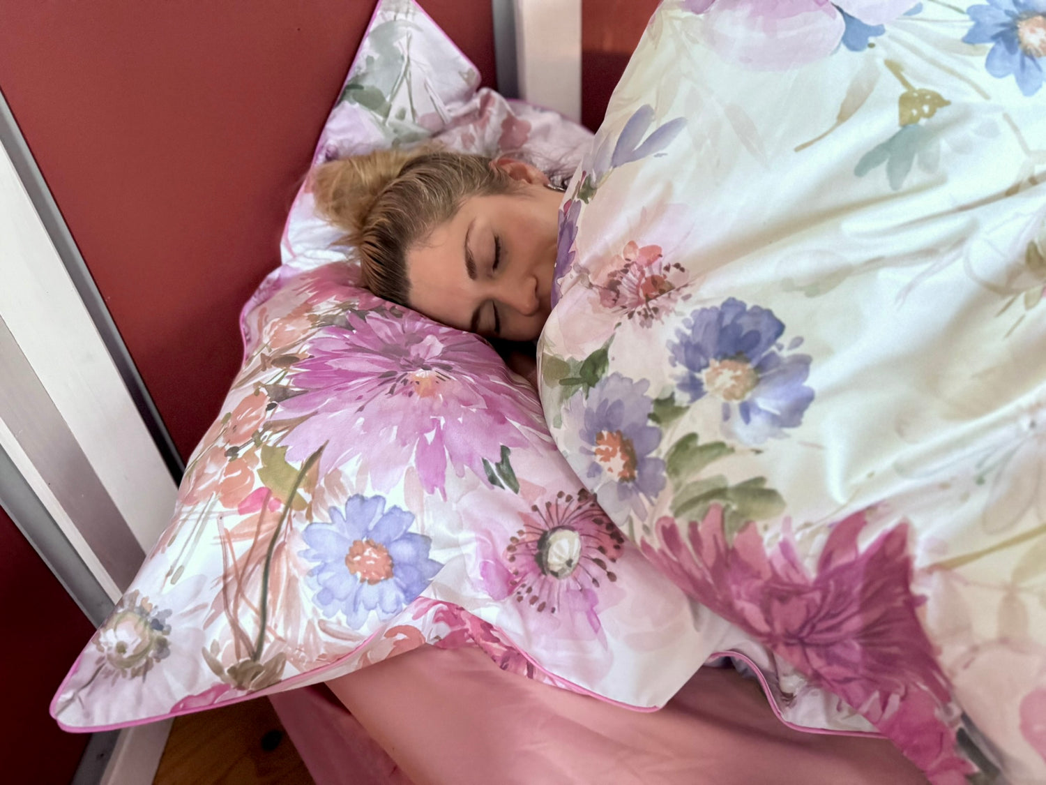 Lifestyleaufnahme der Bettwäsche Fleur Rosée – sanfte Eleganz im Alltag.
