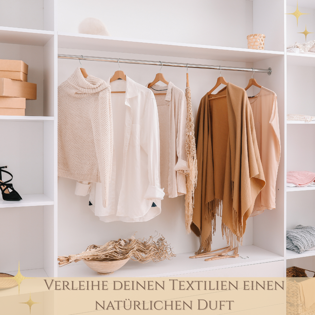 Ordentlicher Kleiderschrank, in dem ein Lavendelsäckchen natürlichen Duft an Kleidung und Textilien verleiht.
