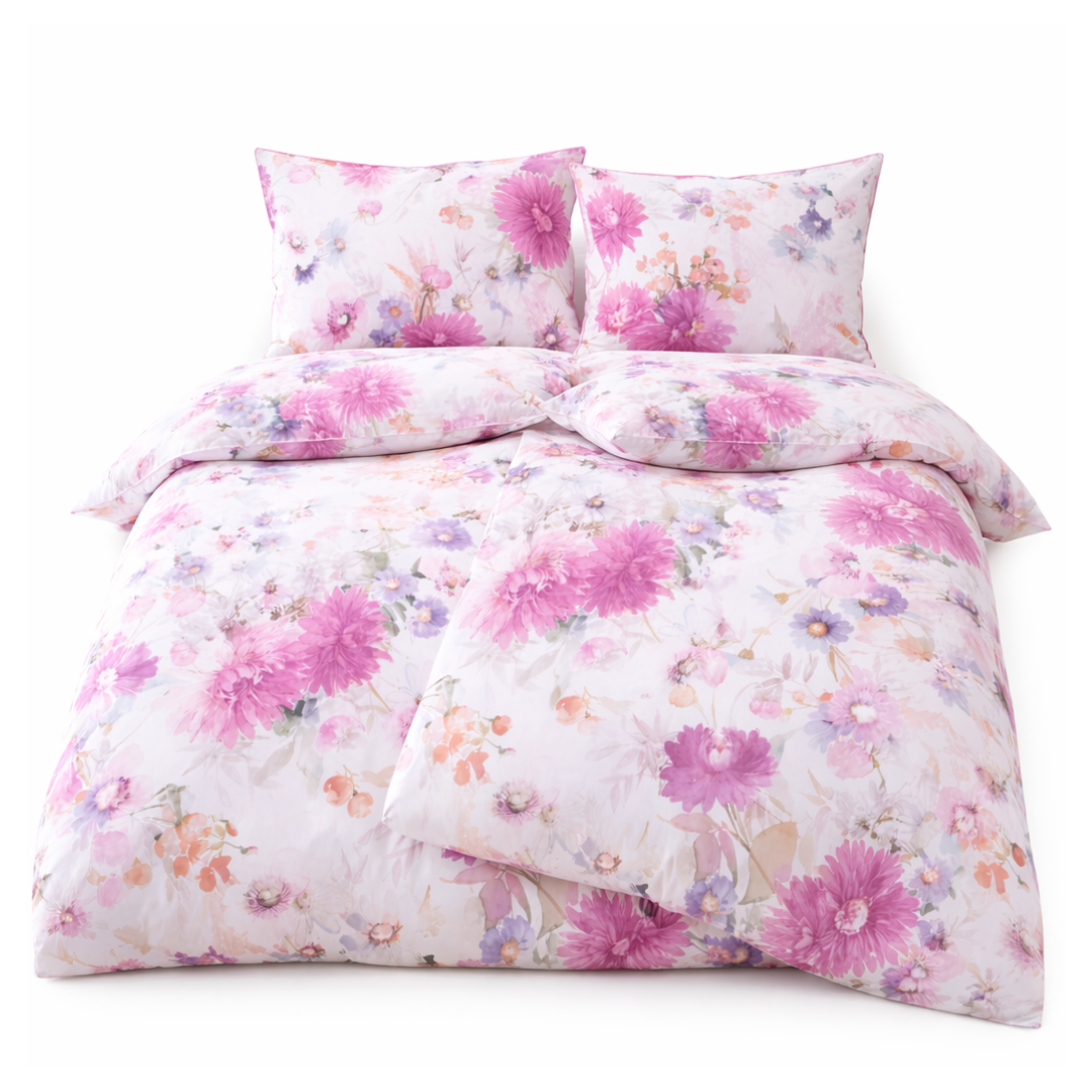 Mako-Satin Bettwäsche Fleur Rosée von LuxCocoon mit floralem Muster in Rosa- und Beigetönen, freigestellt auf weißem Hintergrund.