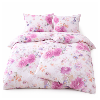 Mako-Satin Bettwäsche Fleur Rosée von LuxCocoon mit floralem Muster in Rosa- und Beigetönen, freigestellt auf weißem Hintergrund.