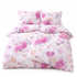 Mako-Satin Bettwäsche Fleur Rosée von LuxCocoon mit floralem Muster in Rosa- und Beigetönen, freigestellt auf weißem Hintergrund.
