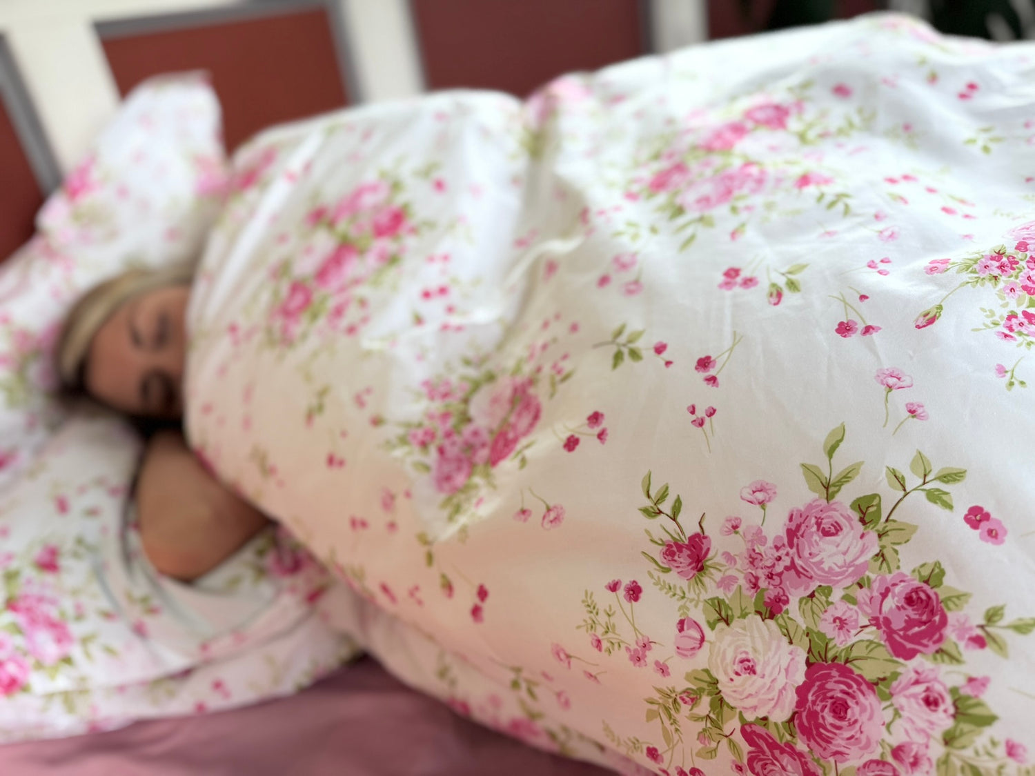 LuxCocoon Bettwäsche Rosalyn in Anwendung – Luxusmoment am Abend.
