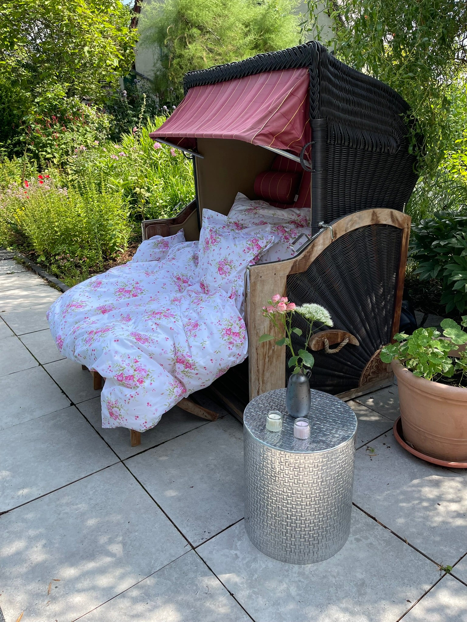 LuxCocoon Bettwäsche Rosalyn in Anwendung – Luxusmoment im Strandkorb.
