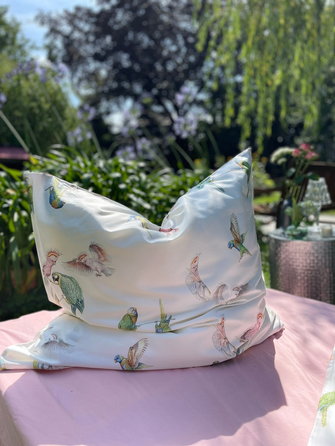 Stoffdetail des tropischen Musters – LuxCocoon Bettwäsche Exotische Vögel.
