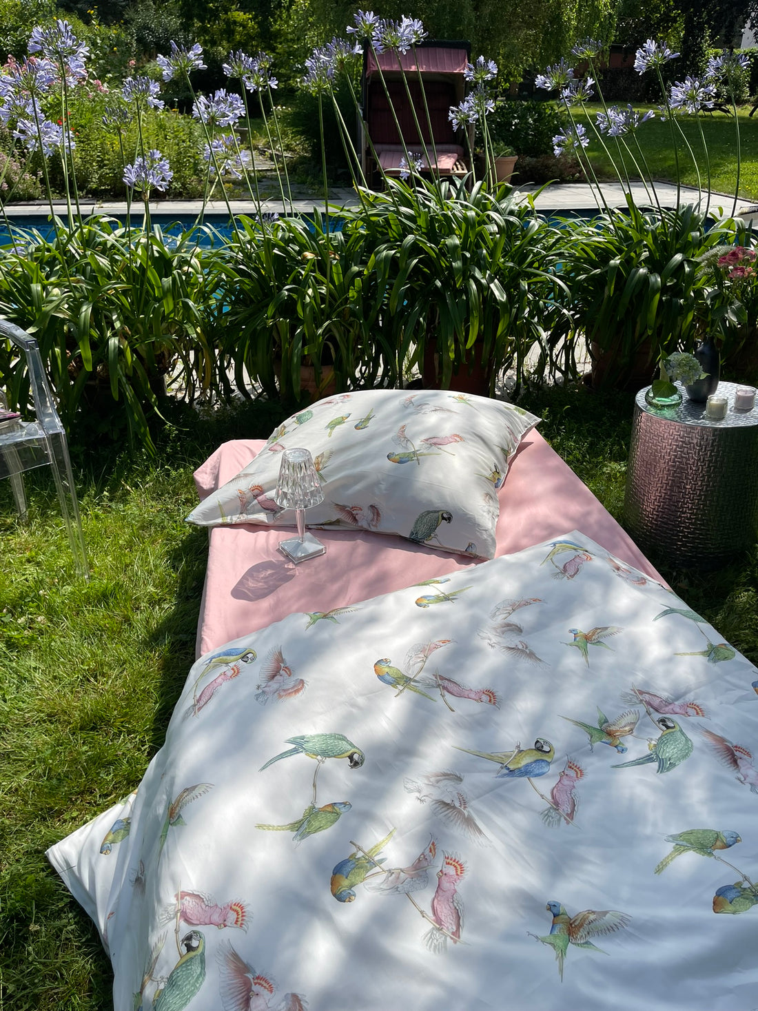 LuxCocoon Mako Satin Bettwäsche Exotische Vögel – tropisches Design in leuchtenden Farben.
