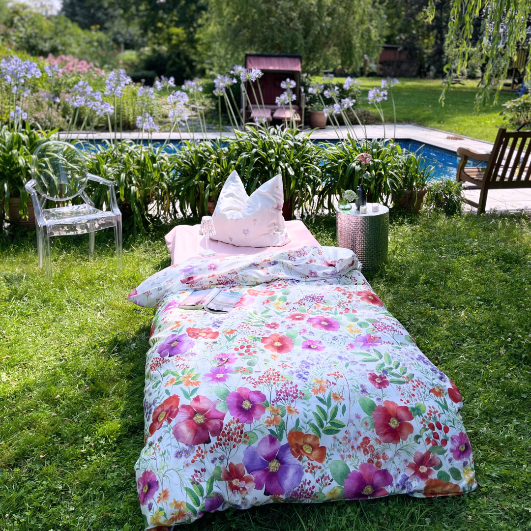 Florale Mako-Satin Bettwäsche Sommerblume im stilvollen Outdoor-Schlafzimmer von LuxCocoon