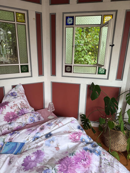 Bettwäsche Fleur Rosée kombiniert mit Deko – harmonisches Design von LuxCocoon.
