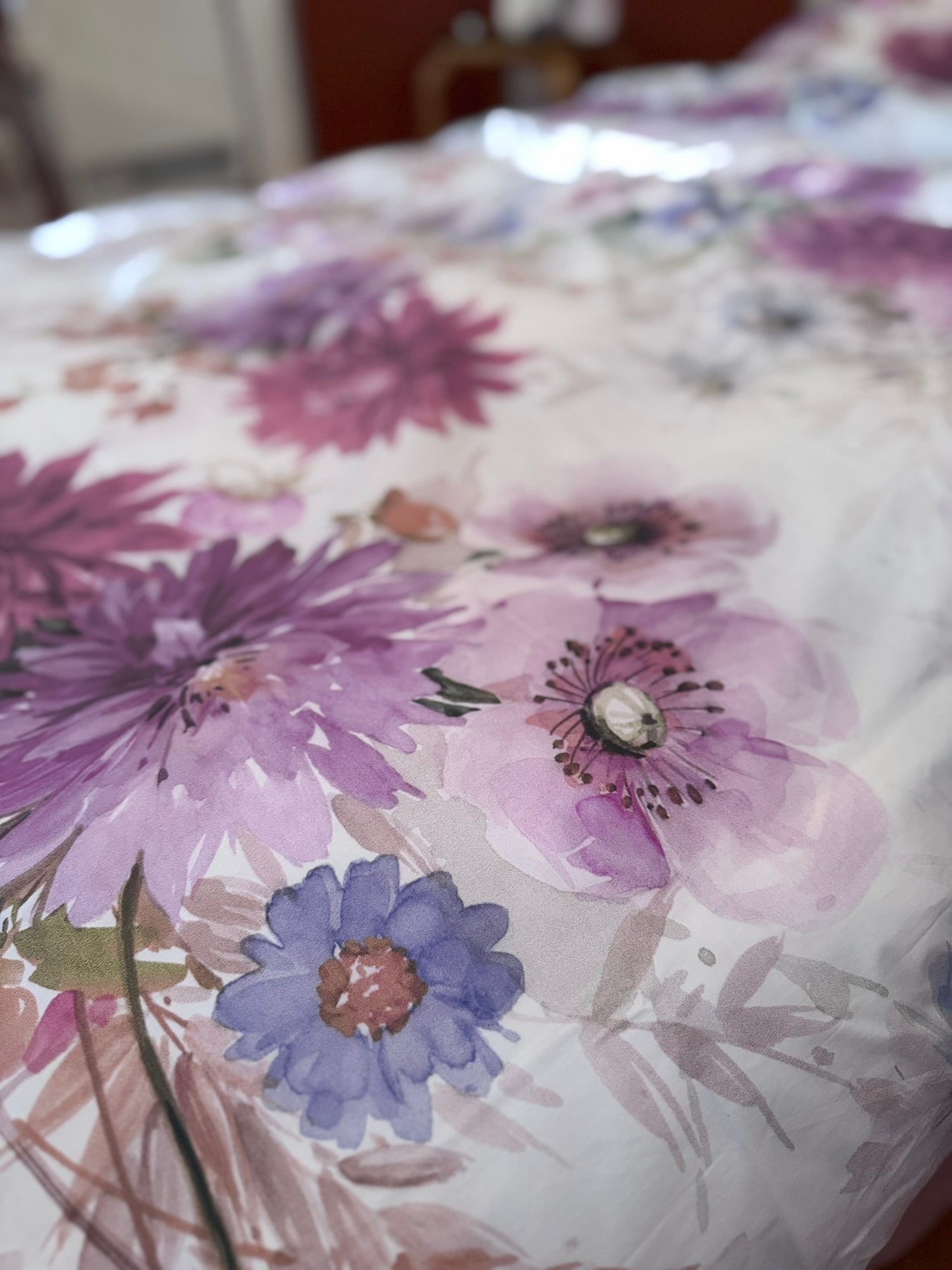 Flatlay der Bettwäsche Fleur Rosée – feiner Mako Satin mit floralem Muster.