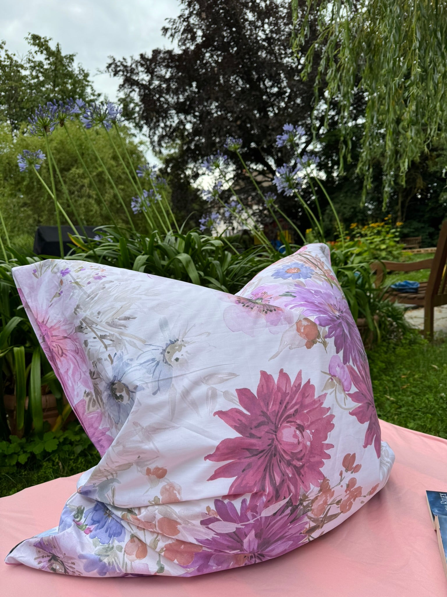 Kissenbezug Detailaufnahme der Bettwäsche Fleur Rosée – handgefertigte Qualität.
