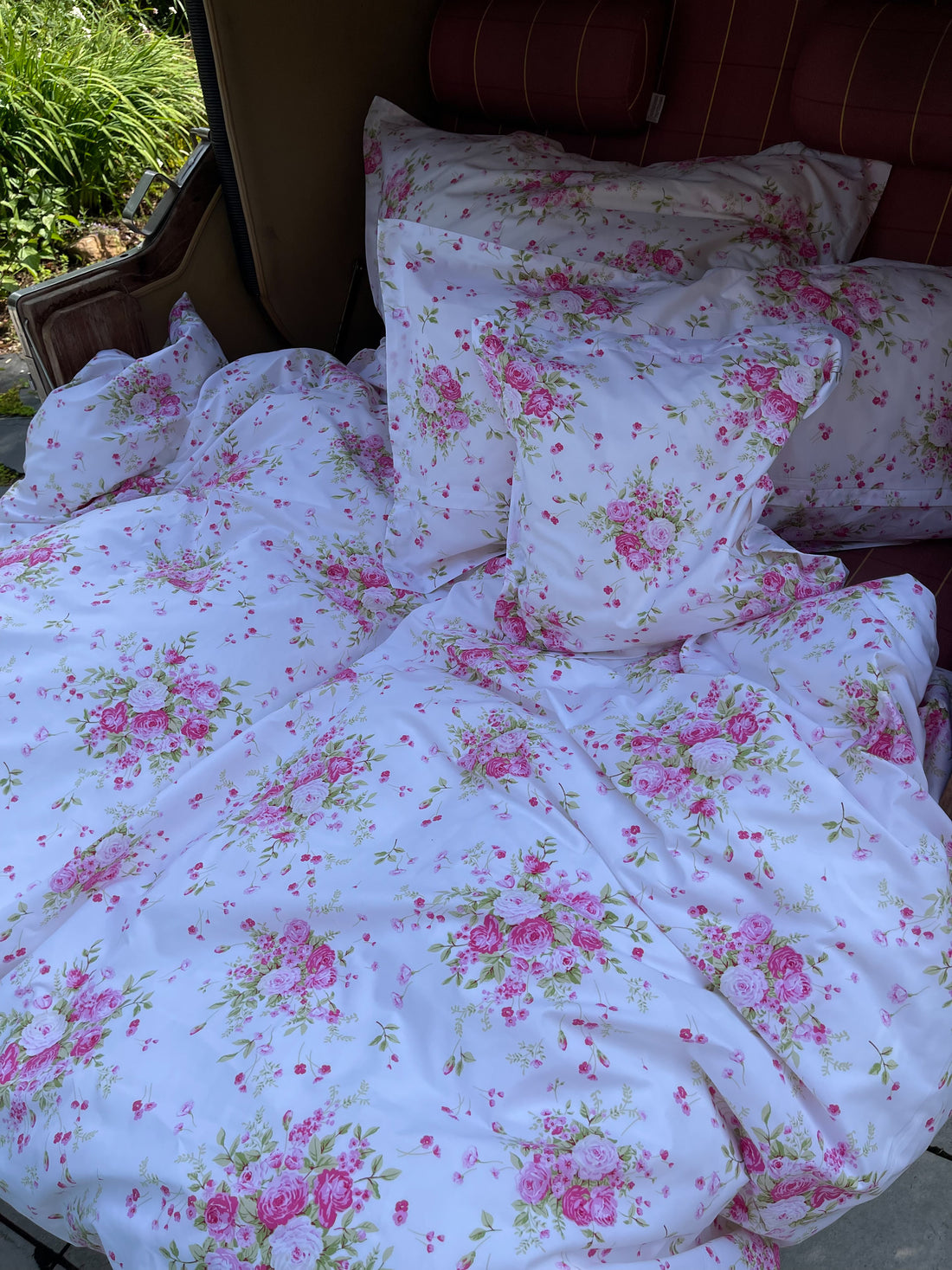 LuxCocoon Mako Satin Bettwäsche Rosalyn in floralem Beige mit Volant – made in Germany.
