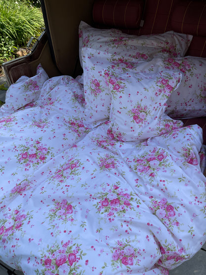 LuxCocoon Mako Satin Bettwäsche Rosalyn in floralem Beige mit Volant – made in Germany.
